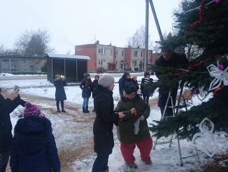 Skverelyje įžiebta eglutė